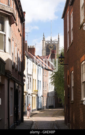 Frau im Prince Street, Altstadt, Kingston upon Hull, Yorkshire, England, UK Stockfoto