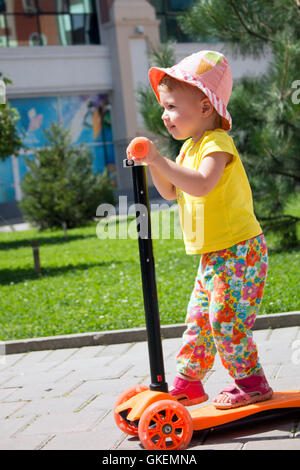 kleines Baby in Panama einen Motorroller an einem sonnigen Sommertag im park Stockfoto