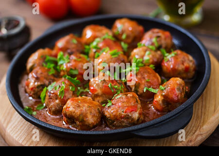 Fleischbällchen in süß-saurer Tomatensauce Stockfoto