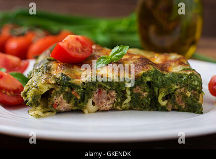 Cannelloni mit Rindfleisch und Spinat-sauce Stockfoto