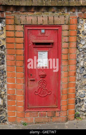 Ein Briefkasten, eingebettet in die Außenwand der Forbury Gärten in Reading, UK. Stockfoto