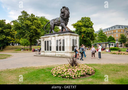 Ein Blick in Forbury Gärten in Reading, UK mit dem Maiwand-Löwen in der Mitte. Stockfoto