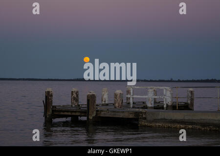 Vollmond über Lake Illawarra Stockfoto