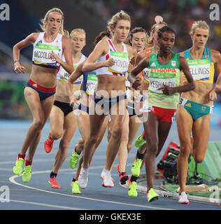 Großbritanniens Eilish McColgan (links) während der 5000 m Frauen-Finale im Olympiastadion am vierzehnten Tag der Olympischen Spiele in Rio, Brasilien. Stockfoto