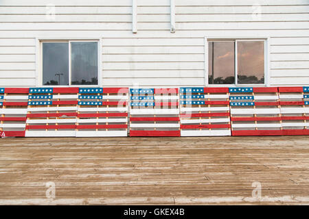 Eine patriotische Darstellung von Holzpaletten in amerikanische Flagge Motive in rot, weiß und blau lackiert. Stockfoto