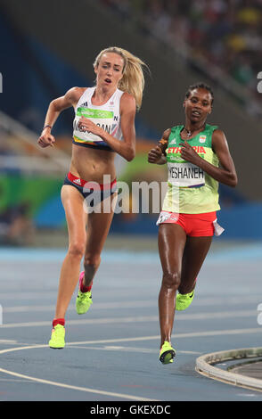 Großbritanniens Eilish McColgan (links) und Äthiopien Ababel Yeshaneh während der 5000 m Frauen-Finale im Olympiastadion am vierzehnten Tag der Olympischen Spiele in Rio, Brasilien. Stockfoto