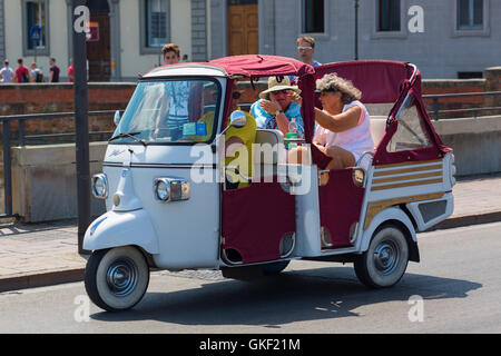 Florenz, Italien - 4. Juli 2016: historische Piaggio Ape mit unbekannten Menschen in Florenz. Das Affe ist ein dreirädriges leicht com Stockfoto