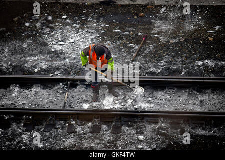 Bahndamm, Schienen und Arbeitnehmer in orange Westen Stockfoto