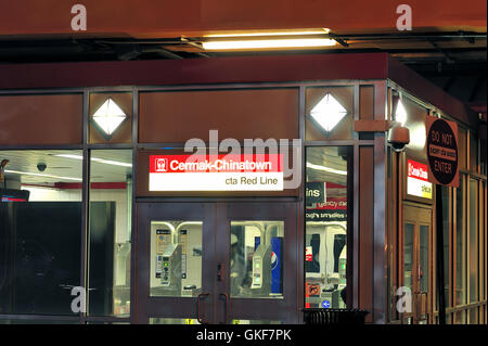 Die CTA rote Linie rapid transit Stop in Chicagos Chinatown kurz nach der Nacht in der Stadt gefallen. Chicago, Illinois, USA. Stockfoto