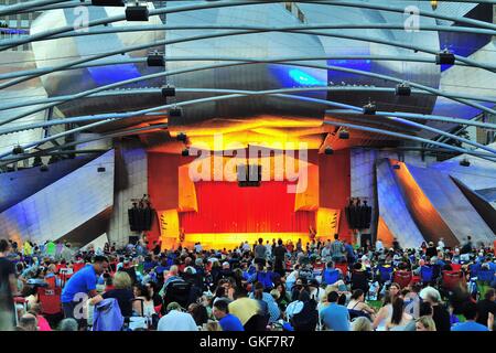 Eine große Volksmenge Füllen der Rasen in Erwartung eines Sommer Konzert in Chicago's Jay Pritzker Pavilion. Chicago, Illinois, USA. Stockfoto