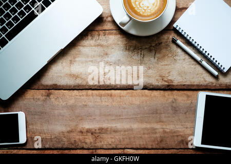 Büro-Zeug mit Laptop, Smartphone, Tablet und Kaffee Tasse Editor Ansicht von oben geschossen. Stockfoto