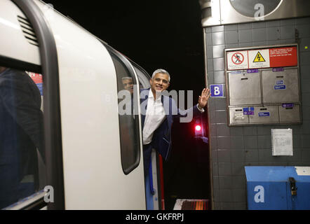Bürgermeister von London Sadiq Khan "Wellenlinien" aus dem Treiber-Wagen von einem Victoria Linie u-Bahn Brixton u-Bahnstation während der Einführung der Nacht U-Bahn, wie Züge über Nacht am Freitag und Samstag auf der Victoria Line und Teile von der Central Line, mit dem Jubiläum, Nord- und Piccadilly Linien im Herbst nach betreiben werden. Stockfoto