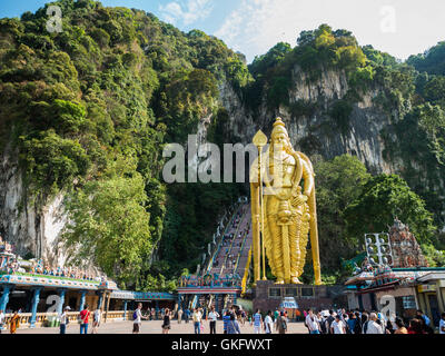 KUALA LUMPUR, MALAYSIA - MAR 1: Touristische und Lord Murugan Statue vor die Batu Höhle Eingang am 1. März 2016 in Kuala Lumpur Stockfoto