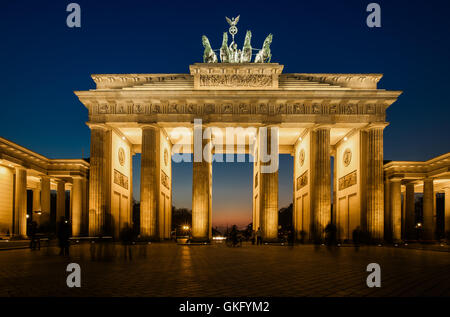 Brandenburger Tor zur blauen Stunde Stockfoto