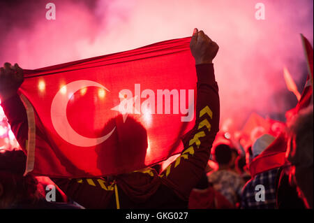Tausende Anhänger der Pro türkische Regierung Rallye und feiern nach einem fehlgeschlagenen Putschversuch Istanbul Türkei Stockfoto