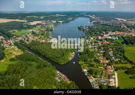 Luftbild anzeigen, Schloss Mirow mit Booten und Müritz-Havel-Wasserstraße, Mirow, Mecklenburger Seen, gelegentlich Schweiz, Mecklenburg-vor - Stockfoto