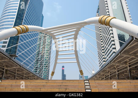 BANGKOK, THAILAND - 20. Februar 2016: Chong Nonsi Skywalk an Bangkok Skytrain Station (BTS) Stockfoto