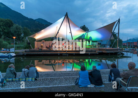 Strand-Konzert auf der Seebühne am großen Alpsee bei Bühl, Immenstadt Im Allgäu, Oberallgäu, Bayern, Deutschland Stockfoto