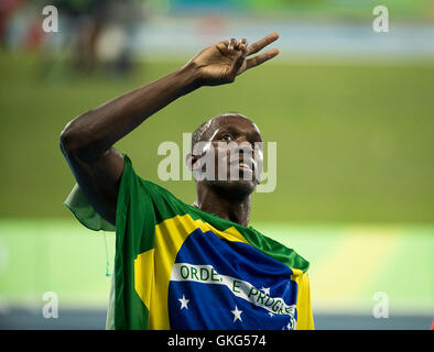 Rio De Janeiro, RJ, Brasilien. 19. August 2016. Olympia Leichtathletik: Usain Bolt (JAM) feiert mit Teamkollegen nach dem Gewinn der Goldmedaille Männer 4 x 100-Endrunde am Olympiastadion (Länderspiel) bei den Olympischen Spielen 2016 Rio Spiele. Bildnachweis: Paul Kitagaki Jr./ZUMA Draht/Alamy Live-Nachrichten Stockfoto