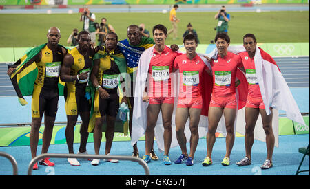 Rio De Janeiro, RJ, Brasilien. 19. August 2016. Olympia Leichtathletik: Gold-Medaillengewinner Asana Powell (JAM), Nickel Ashmeade (JAM) Yohan Blake (JAM) und Usain Bolt (JAM) feiern mit. Shota Iizuka (JPN), Yoshihide Kiryu (JPN), Ryota Yamagata (JPN) und Aska Cambridge (JPN) in die Männer 4 x 100-Finale im Olympiastadion (Länderspiel) während der Spiele 2016 in Rio Olympischen Sommerspiele. Bildnachweis: Paul Kitagaki Jr./ZUMA Draht/Alamy Live-Nachrichten Stockfoto