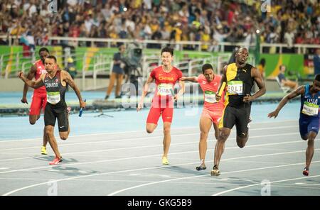 Rio De Janeiro, Brasilien. 19. August 2016. Aska Cambridge (JPN), Usain Bolt (JAM) Leichtathletik: 4100 m Männer Staffel Finale im Olympiastadion während der Rio 2016 Olympischen Spiele in Rio De Janeiro, Brasilien. Bildnachweis: Enrico Calderoni/AFLO SPORT/Alamy Live-Nachrichten Stockfoto