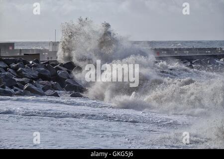 West Bay, Dorset, UK. 20. August 2016. Wellen in West Bay als Sommer kommt zu einem abrupten Ende an der Küste von Dorset. Starke Winde und hohe Wellen mit Springfluten ersetzen das idyllische sommerliche Wetter der vergangenen Wochen mit mit Windgeschwindigkeiten von bis zu 60 km/h, Hochwasserwarnungen und eine gelbe Unwetterwarnung vom Met Office zusammenfallen. Bildnachweis: Tom Corban/Alamy Live-Nachrichten Stockfoto