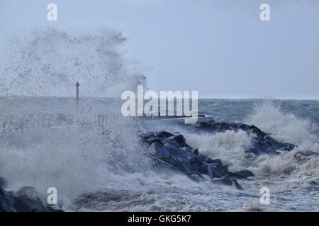 West Bay, Dorset, UK. 20. August 2016. Wellen in West Bay als Sommer kommt zu einem abrupten Ende an der Küste von Dorset. Starke Winde und hohe Wellen mit Springfluten ersetzen das idyllische sommerliche Wetter der vergangenen Wochen mit mit Windgeschwindigkeiten von bis zu 60 km/h, Hochwasserwarnungen und eine gelbe Unwetterwarnung vom Met Office zusammenfallen. Bildnachweis: Tom Corban/Alamy Live-Nachrichten Stockfoto