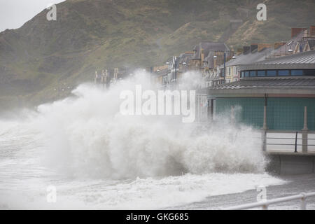 Aberystwyth, Wales, UK. 20. August 2016. UK-Wetter.  Ungewöhnlich starke Winde von bis zu 48 km/h zu kombinieren mit einer hohen Springflut, riesige Wellen, die Zurrgurte Aberystwyth Promenade zu generieren. Die Musikpavillon neu abgeschlossen wird ein Pochen auf diesem Foto. Bildnachweis: Alan Hale/Alamy Live-Nachrichten Stockfoto