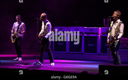 19. August 2016 - El Grupo BritÃ¡nico Status Quo Durante el Concierto Que Han Ofrecido En el Starlite Festival Que Se Celebra En Marbella.Status Quo ha Ofrecido Este Viernes Por la Noche En el Festival Starlite de Marbella Uno de Los Cuatro Ãºltimos Conciertos de Su Gira Mundial de Despedida '' der letzten Nacht von der Elektrik '' antes de Engage à la AcÃºstica , mÃ¡s Relajada. Francis Ross, Andrew Bown, John "Rhino" Edwars y Leon Höhle Se Han Presentado En el Escenario Con Sus Camisas Blancas, Sus Pantalones Vaqueros y Sus Zapatillas Deportivas También Blancas. Ha Faltado Rick Parfitt, Una de Stockfoto