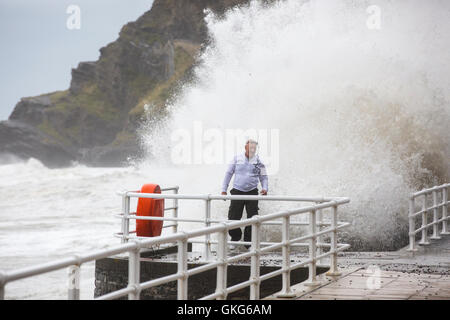 Aberystwyth, Wales, UK. 20. August 2016. UK-Wetter.  Ungewöhnlich starke Winde von bis zu 48 km/h zu kombinieren mit einer hohen Springflut, riesige Wellen, die Zurrgurte Aberystwyth Promenade zu generieren. Fotografen und Wanderer sind ertappt. Bildnachweis: Alan Hale/Alamy Live-Nachrichten Stockfoto