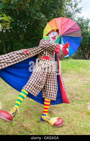 Southport, Merseyside. Großbritannien Wetter: 20. August 2016.Weather: 20. August 2016.  Starke Winde und Stürme Southport, Sonny & Rainbow Kampf ihre Regenschirme festhalten getroffen.  Als zwei der lustigsten Clowns herum können sie alltägliche Situationen in lustige Szenarien wenden.  Die Massen waren überwältigt von ihrer Eskapaden als das schlechte Wetter schlug noch einmal über die Massen auf der Southport Flower Show.  Bildnachweis: Cernan Elias/Alamy Live-Nachrichten Stockfoto