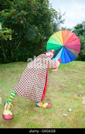 Southport, Merseyside. Großbritannien Wetter: 20. August 2016.Weather: 20. August 2016.  Starke Winde und Stürme Southport, Sonny & Rainbow Kampf ihre Regenschirme festhalten getroffen.  Als zwei der lustigsten Clowns herum können sie alltägliche Situationen in lustige Szenarien wenden.  Die Massen waren überwältigt von ihrer Eskapaden als das schlechte Wetter schlug noch einmal über die Massen auf der Southport Flower Show.  Bildnachweis: Cernan Elias/Alamy Live-Nachrichten Stockfoto