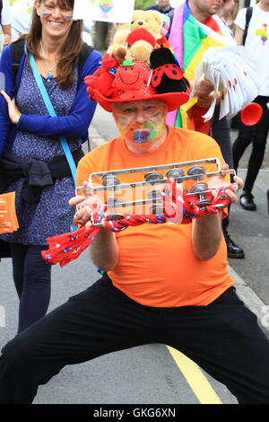 Swindon, UK 20. August 2016. Man feiert das jährliche LGBT Festival. Daniel Crawford/Alamy Live-Nachrichten Stockfoto