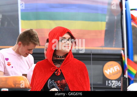 Swindon, UK 20. August 2016. Man feiert das jährliche LGBT Festival. Daniel Crawford/Alamy Live-Nachrichten Stockfoto