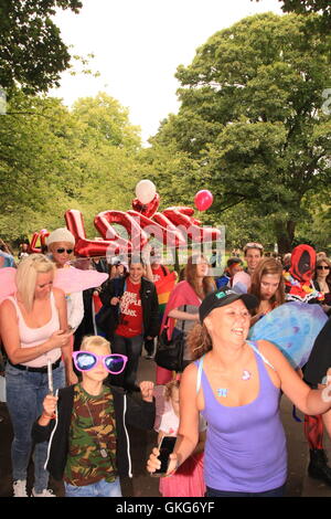 Swindon, UK 20. August 2016. Man feiert das jährliche LGBT Festival. Daniel Crawford/Alamy Live-Nachrichten Stockfoto