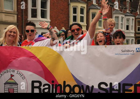 Swindon, UK 20. August 2016. Man feiert das jährliche LGBT Festival. Daniel Crawford/Alamy Live-Nachrichten Stockfoto