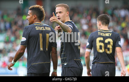 McDiarmid Park, Perth, Schottland. 20. August 2016. Scottish Premier League Fußball. St. Johnstone vs. Celtic. Leigh Griffiths feiert sein Tor auf die Auswärtsfans Credit: Action Plus Sport/Alamy Live News Stockfoto