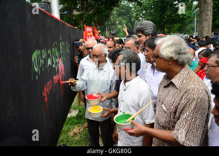 Dhaka, Bangladesch. 20. August 2016. Bangladeshi Demonstranten halten Plakate und ein Tiger-Bildnis während einer Protestaktion fordern die Abschaffung der vorgeschlagenen Rampal Kraftwerk wie sie bei der zentralen Shaheed Minar in Dhaka, Bangladesch sammeln. Am 20. August 2016. Umweltschützer haben protestieren gegen das Kraftwerk, das vorgeschlagen wurde gemeinsam von Bangladesch und Indien gebaut werden weil es Nähe zu der Sundarbans-Region ist Heimat der weltweit einzige Bevölkerung von Mangroven Wald Tiger. Plakate in Bangla lesen, "Stop Rampal Project". Bildnachweis: Mamunur Rashid/Alamy Live-Nachrichten Stockfoto