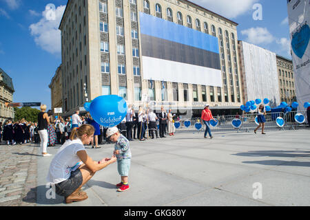 Tallinn, Estland, 20. August 2016. Menschen versammeln sich an der Freiheit Platz von Tallinn. Am 20. August feiert der Republik Estland die 25 Jahren seit der Wiederherstellung der Unabhängigkeit nach dem Zusammenbruch der Sowjetunion im Jahr 1991. Bildnachweis: Nicolas Bouvy/Alamy Live-Nachrichten Stockfoto