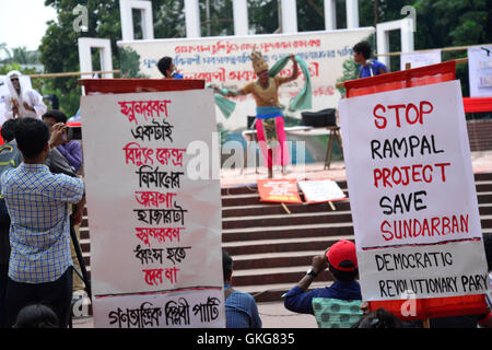 Dhaka, Bangladesch. 20. August 2016. Bangladeshi Demonstranten halten Plakate und ein Tiger-Bildnis während einer Protestaktion fordern die Abschaffung der vorgeschlagenen Rampal Kraftwerk wie sie bei der zentralen Shaheed Minar in Dhaka, Bangladesch sammeln. Am 20. August 2016. Umweltschützer haben protestieren gegen das Kraftwerk, das vorgeschlagen wurde gemeinsam von Bangladesch und Indien gebaut werden weil es Nähe zu der Sundarbans-Region ist Heimat der weltweit einzige Bevölkerung von Mangroven Wald Tiger. Plakate in Bangla lesen, "Stop Rampal Project". Bildnachweis: Mamunur Rashid/Alamy Live-Nachrichten Stockfoto