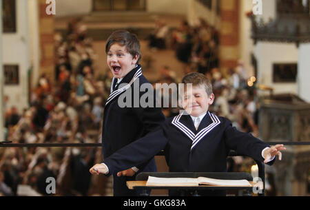 Leipzig, Deutschland. 20. August 2016. Ein Sänger der Thomaner-Chor an der Thomaskirche in Leipzig, Deutschland, 20. August 2016. Gotthold Schwarz wurde offiziell bei einem Festakt im Rathaus installiert. Foto: SEBASTIAN WILLNOW/Dpa/Alamy Live News Stockfoto