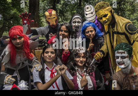 Kolkata, Westbengalen, Indien. 20. August 2016. (Cosplayer stellen während der dreitägigen Kolkata Comic Karneval (KCC) in der Nähe von Kolkata, Hauptstadt des östlichen indischen Bundesstaat Westbengalen, Indien, 20. August 2016. KCC ist die erste Konvention für Comics, Manga, Anime, TV- und Film-Liebhaber im Osten Indiens. (Xinhua/Tumpa Mondal) (Wtc) Bildnachweis: Xinhua/Alamy Live-Nachrichten Stockfoto