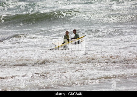 Bournemouth, UK. 20. August 2016. Surfer nutzen die Wellen mit Wind und Flut am Strand von Bournemouth Credit: Carolyn Jenkins/Alamy Live News Stockfoto