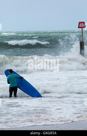 Bournemouth, UK. 20. August 2016. Surfer nutzen die Wellen mit Wind und Flut am Strand von Bournemouth Credit: Carolyn Jenkins/Alamy Live News Stockfoto