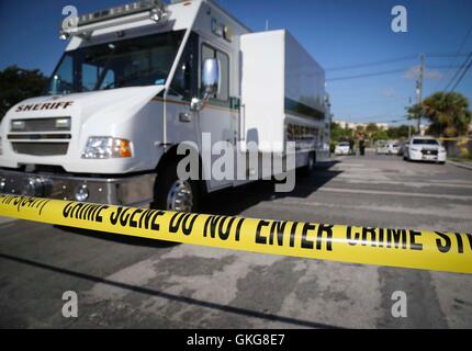 Florida, USA. 20. August 2016. PBSO untersucht B Südstraße und First Avenue South, östlich von Lake Worth High School, Samstagmorgen, 20. August 2016 nachdem eine Frau von ihrem Ehemann ermordet wurde. © Bruce R. Bennett/der Palm Beach Post/ZUMA Draht/Alamy Live-Nachrichten Stockfoto