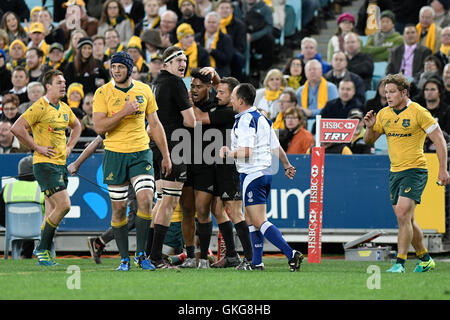 Sydney, Australien. 20. August 2016. Die Rugby-Meisterschaft und Bledisloe Cup. Australien Neuseeland Verse. Alle schwarzen Julian Savea feiert mit seinem Team nach seinem Tor einen Versuch. Die All Blacks gewannen 42-8. Bildnachweis: Aktion Plus Sport/Alamy Live-Nachrichten Stockfoto