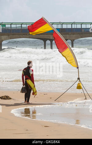 Bournemouth, UK. 20. August 2016. RNLI Rettungsschwimmer hält einen guten Ausblick auf Patrouille in der Nähe von Boscombe Pier unter rauhen Bedingungen mit starken Winden und hohen Gezeiten Credit: Carolyn Jenkins/Alamy Live News Stockfoto