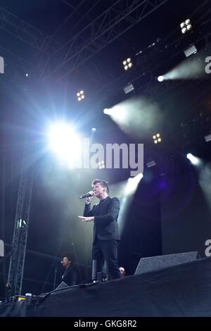 V Festival, Chelmsford, UK. Samstag, 20. August 2016. Rick Astley führt am zweiten Tag des Festivals, trotz der gelegentlichen schweren Regen, an einem der größten Sommerfeste, mit Justin Bieber und Rihanna als Headliner. Andrew Walmsley/Alamy Live-Nachrichten Stockfoto