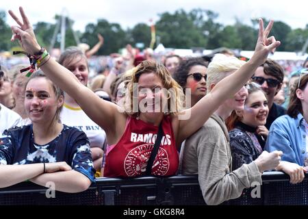 V Festival, Chelmsford, UK. Samstag, 20. August 2016. Rick Astley führt am zweiten Tag des Festivals, trotz der gelegentlichen schweren Regen, an einem der größten Sommerfeste, mit Justin Bieber und Rihanna als Headliner. Andrew Walmsley/Alamy Live-Nachrichten Stockfoto