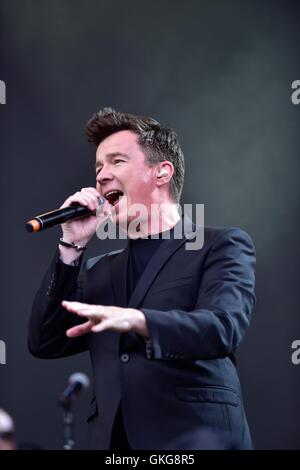 V Festival, Chelmsford, UK. Samstag, 20. August 2016. Rick Astley führt am zweiten Tag des Festivals, trotz der gelegentlichen schweren Regen, an einem der größten Sommerfeste, mit Justin Bieber und Rihanna als Headliner. Andrew Walmsley/Alamy Live-Nachrichten Stockfoto